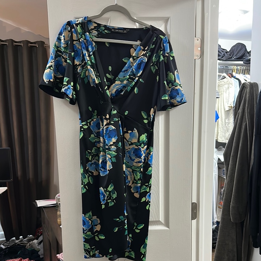 Zara Floral V-Neck Black Dress Size L